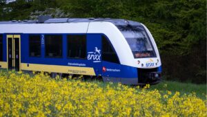 LINT-Triebzug der LNVG im erixx-Design fährt an einem Rapsfeld vorbei